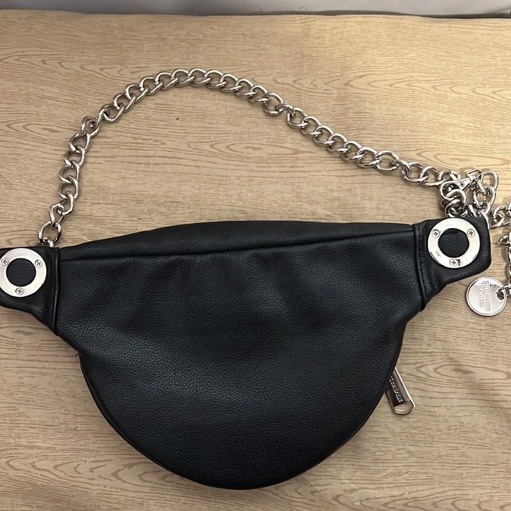 Steve Madden Black Quilted Fanny Pack / Cross Body Bag W/ Adjustable Chain - Picture 2 of 3